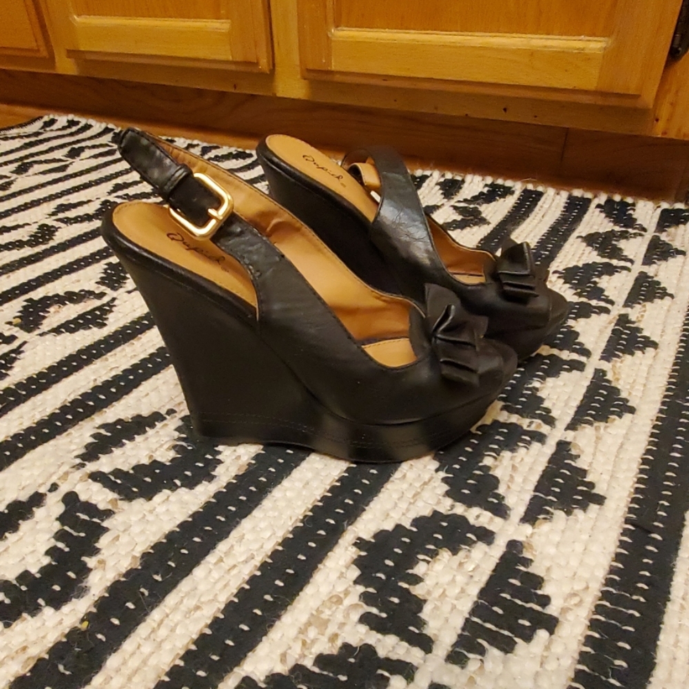 Black wedges